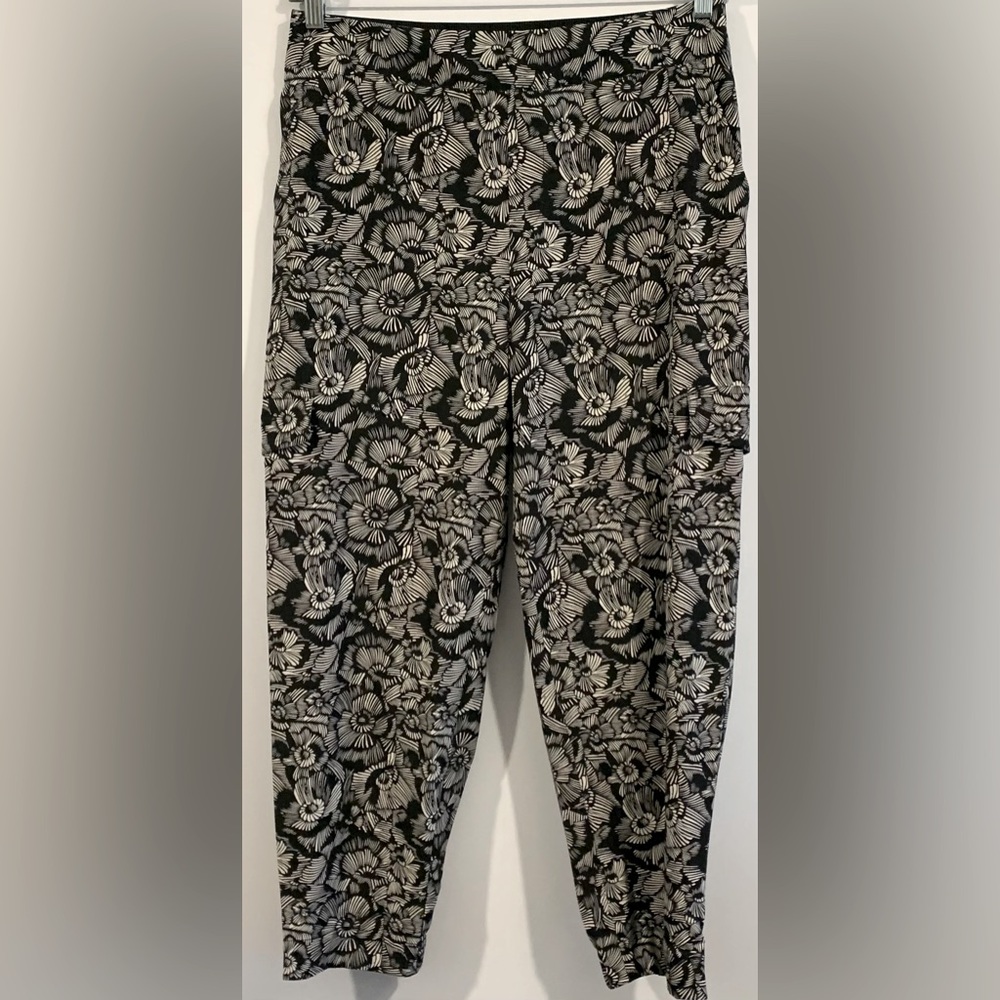 Excellent Condition, Soft Surroundings “Go Lively” Floral Cargo Pant, Sz Medium - Picture 2 of 9